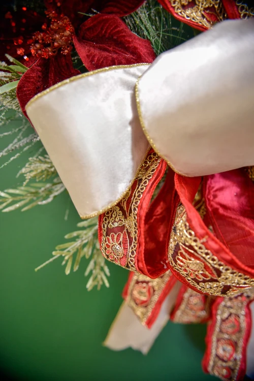 Detal kremowej satynowej wstążki – wieniec Królewski Szkarłat