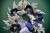 Granatowe aksamitne kwiaty i ośnieżone gałązki – wieniec Błękitna Kolęda