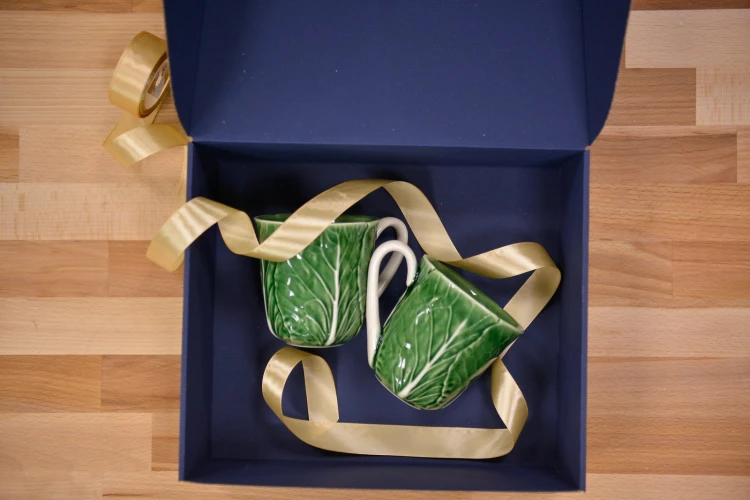 Kubki Cabbage w otwartym pudełku prezentowym – zestaw 2 kubki kapusta Bordallo Pinheiro Cabbage