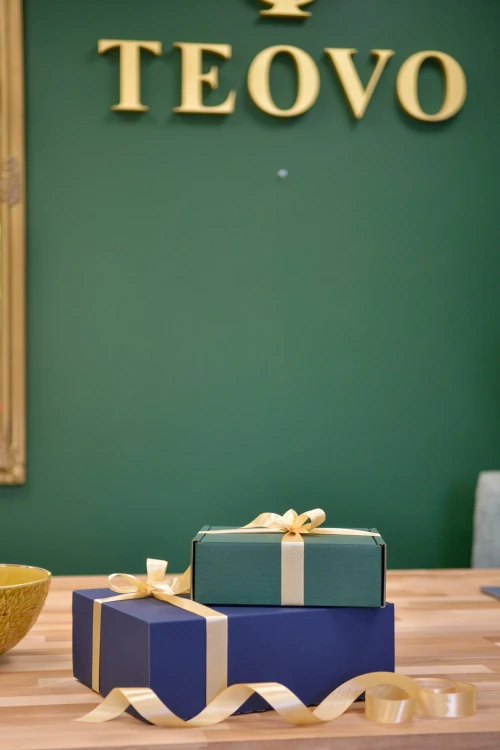 Pudełka prezentowe Teovo Deco przewiązane wstążką – pakowanie na prezent