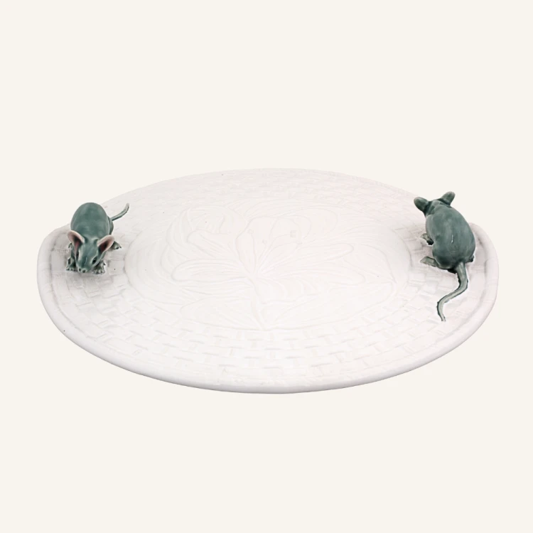 Ceramiczny talerz do serów z myszkami 31 cm Bordallo Pinheiro White Lily.png