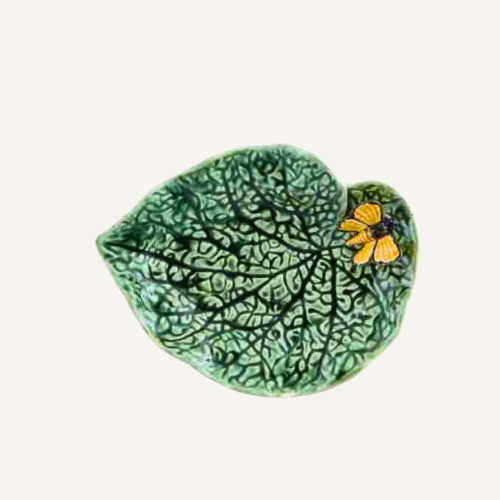 Ceramiczny liść begonii z motylem 20 cm Bordallo Pinheiro Countryside Leaves.png