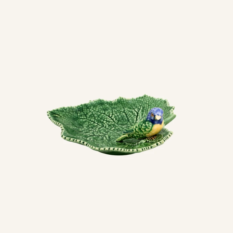 Ceramiczny liść z niebieskim ptaszkiem 19 cm Bordallo Pinheiro Geranium.png
