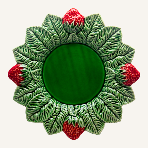 Ceramiczny talerz prezentacyjny truskawki 33 cm Bordallo Pinheiro Strawberries.png