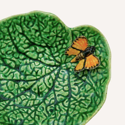 Ceramiczny liść begonii z motylem 20 cm Bordallo Pinheiro Countryside Leaves (2).png