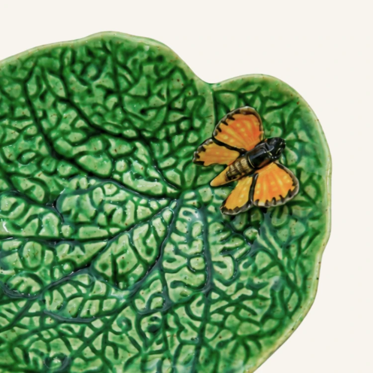 Ceramiczny liść begonii z motylem 20 cm Bordallo Pinheiro Countryside Leaves (2).png