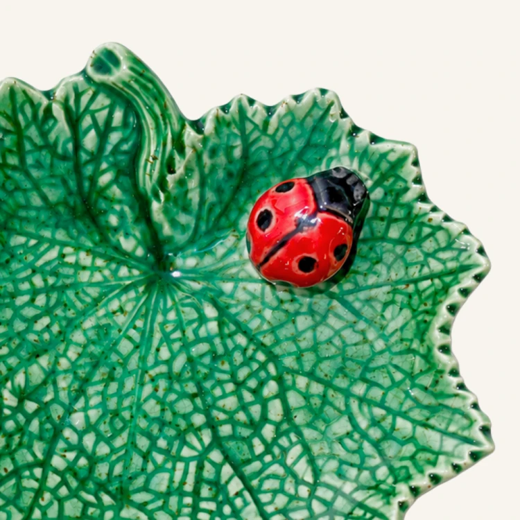 Ceramiczny liść starca z biedronką 14 cm Bordallo Pinheiro Countryside Leaves (2).png
