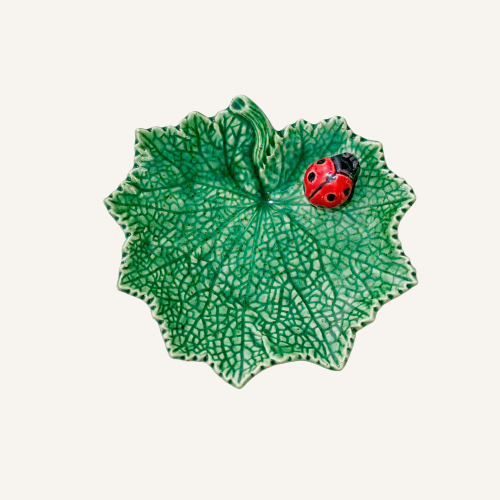 Ceramiczny liść starca z biedronką 14 cm Bordallo Pinheiro Countryside Leaves.png