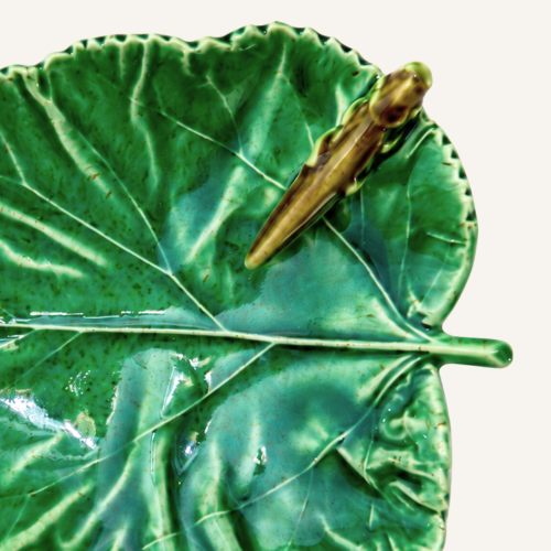 Ceramiczny liść morwy z konikiem polnym 17 cm Bordallo Pinheiro Countryside Leaves (2).png