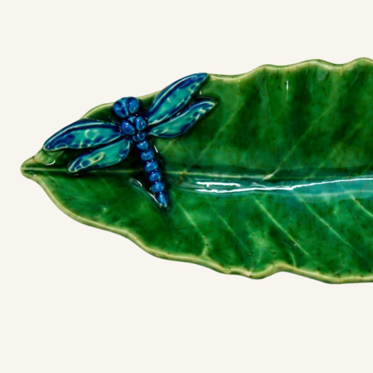 Ceramiczny liść kasztanowca z ważką 16 cm Bordallo Pinheiro Countryside Leaves (2).png