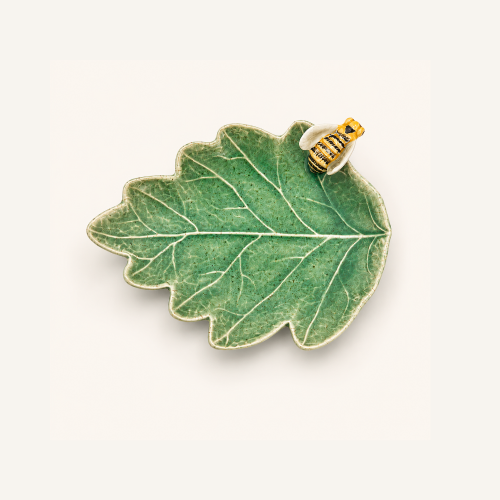 Ceramiczny liść dębu z pszczołą 14 cm Bordallo Pinheiro Countryside Leaves .png.png