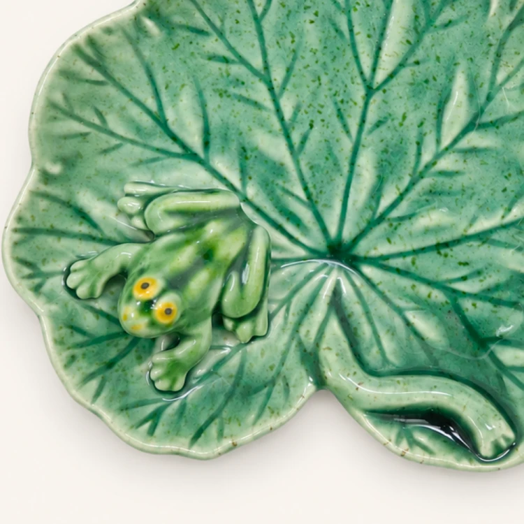 Ceramiczny liść geranium z żabką 13 cm Bordallo Pinheiro Countryside Leaves (2).png