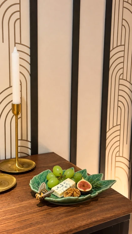 Ceramiczny liść dębu z pszczołą 14 cm Bordallo Pinheiro Countryside Leaves na regale.jpg