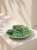 Ceramiczny liść geranium z żabką 13 cm na kominku.png