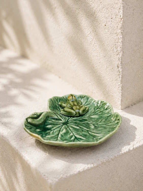Ceramiczny liść geranium z żabką 13 cm na kominku.png