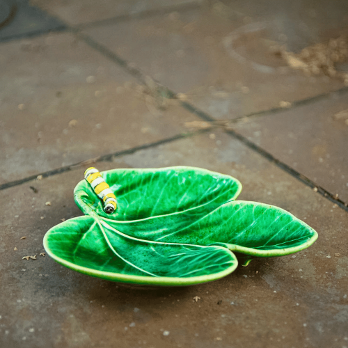 Ceramiczny liść figi z gąsienicą 18 cm.png