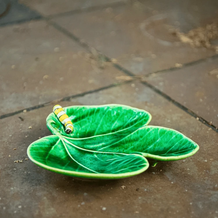 Ceramiczny liść figi z gąsienicą 18 cm.png