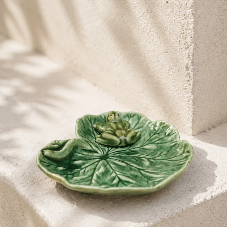 Ceramiczny liść geranium z żabką 13 cm.png