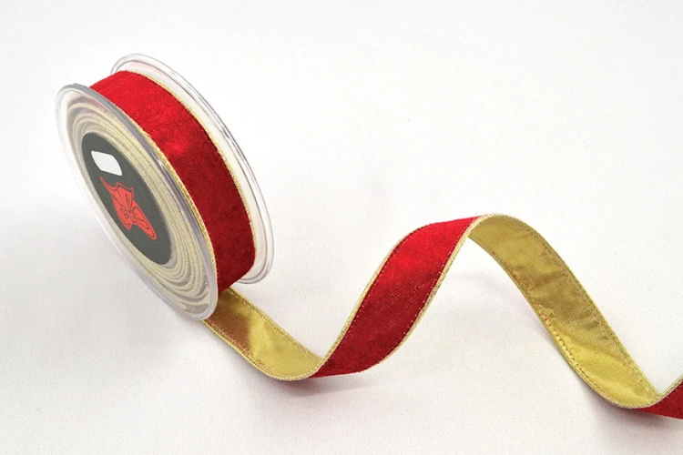 Wstążka aksamitna ze złotym spodem, czerwono-złota, 2,5 cm × 4,5 m – aranżacja