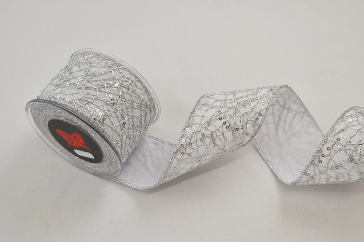 Wstążka metaliczna Maze, biało-srebrna, 6,7 cm × 4,5 m – aranżacja