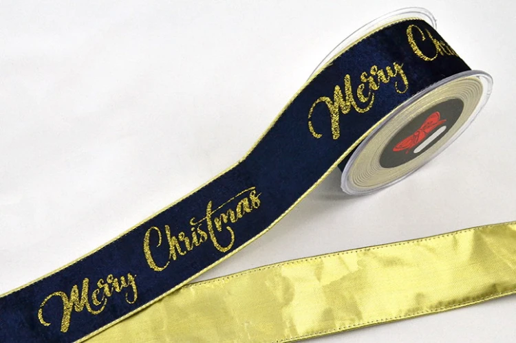 Wstążka aksamitna Merry Christmas ze złotym spodem, granatowo-złota, 7,2 cm × 4,5 m – aranżacja