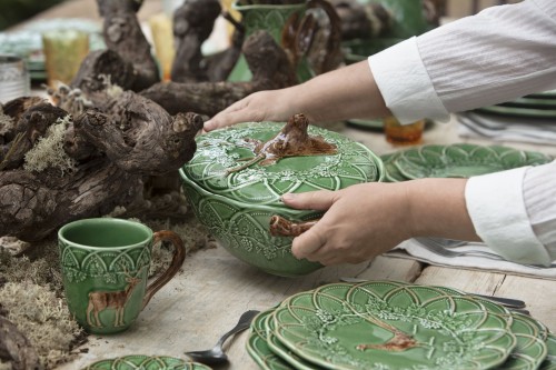 Ceramiczny kubek z zającem 430 ml Bordallo Pinheiro Woods – aranżacja
