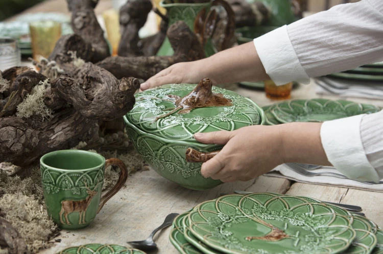Ceramiczny kubek z zającem 430 ml Bordallo Pinheiro Woods – aranżacja