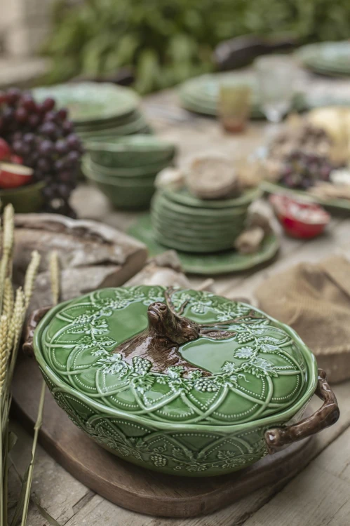 Ceramiczna waza z jeleniem 3 l Bordallo Pinheiro Woods – aranżacja