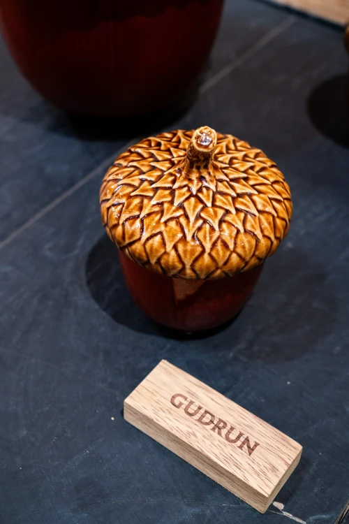Ceramiczny pojemnik żołądź 30 cm Bordallo Pinheiro Gudrun – aranżacja 2