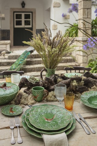 Ceramiczny podtalerz z motywem leśnym 32,5 cm Bordallo Pinheiro Woods – aranżacja
