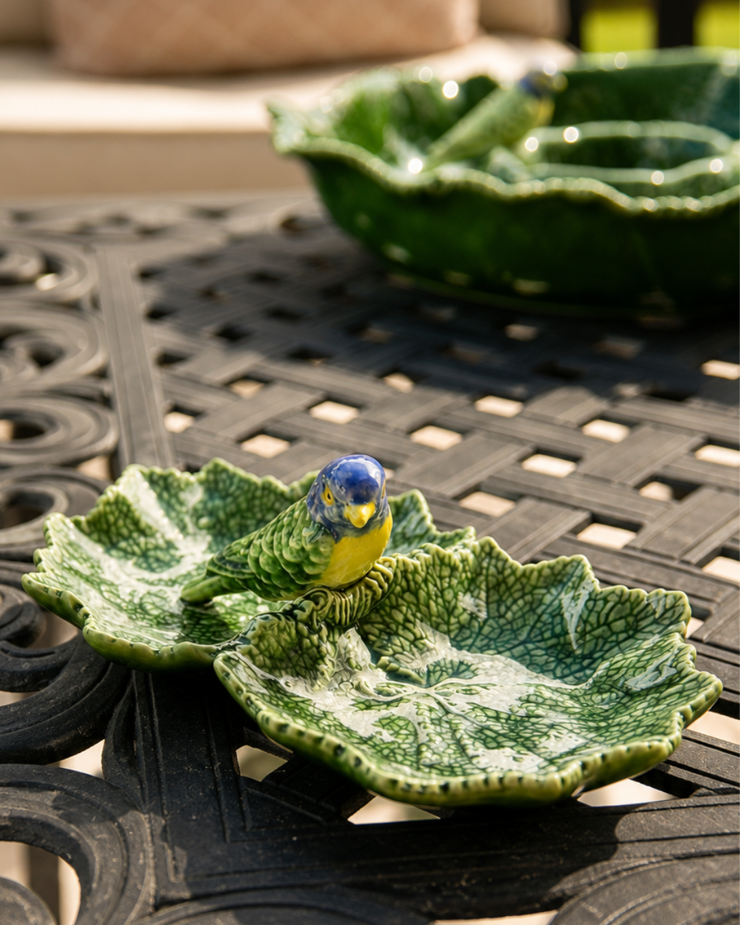 Ceramiczny liść z niebieskim ptaszkiem